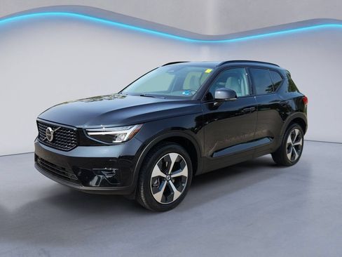 Certified 2025 Volvo XC40 B5 Plus AWD/4WD image 7