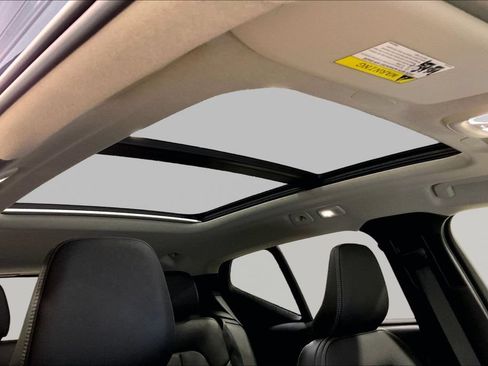 Certified 2024 Volvo XC40 B5 Plus AWD/4WD image 27