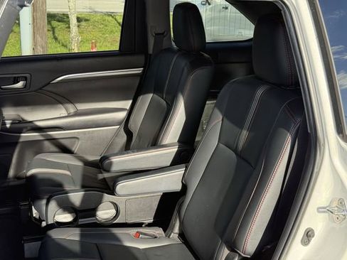 Used 2019 Toyota Highlander SE AWD/4WD image 30