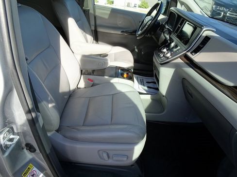 Used 2016 Toyota Sienna XLE image 16