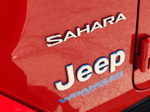 Used 2021 Jeep Wrangler Unlimited Sahara w/ Cold Weather Group AWD/4WD image 32