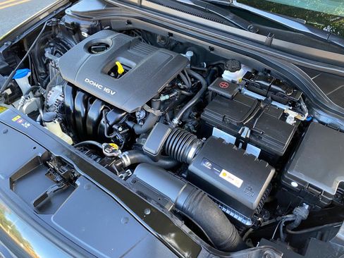 Used 2017 Hyundai Elantra SE image 17