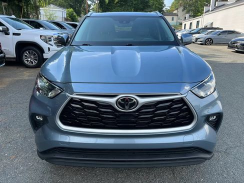 Used 2022 Toyota Highlander XLE FWD image 2