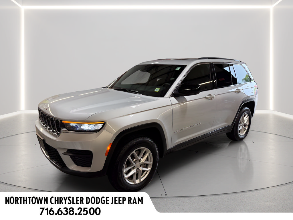 Certified 2025 Jeep Grand Cherokee Laredo X AWD/4WD image 1