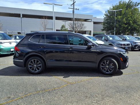 Used 2023 Volkswagen Tiguan SE w/ Panoramic Sunroof Package FWD image 3
