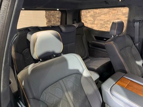 Used 2022 Jeep Grand Wagoneer Series III AWD/4WD image 38