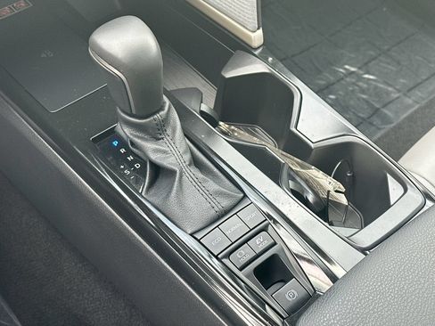 Used 2025 Toyota Camry SE w/ Convenience Package FWD image 19