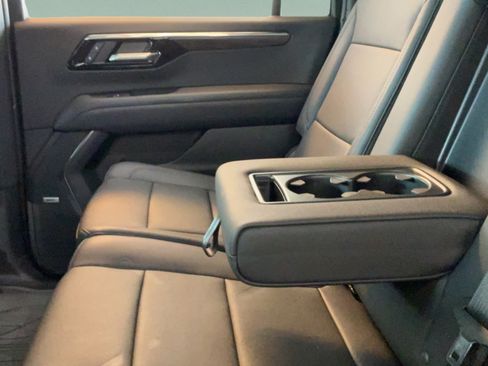Used 2025 Chevrolet Suburban Z71 w/ Comfort Package AWD/4WD image 35
