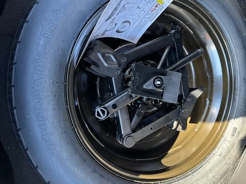 Used 2020 Jeep Cherokee Limited image 15