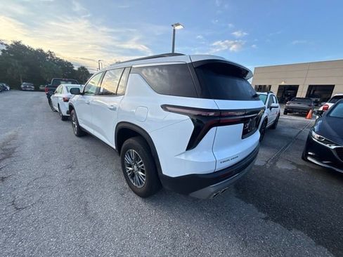 Used 2024 Chevrolet Traverse LT FWD image 3