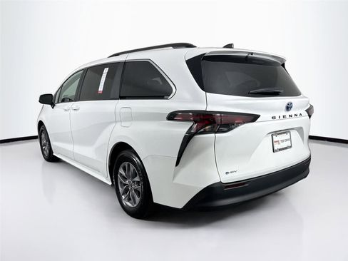 Used 2025 Toyota Sienna LE image 2