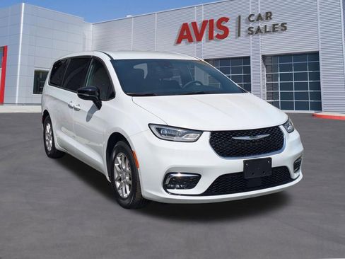 Used 2025 Chrysler Pacifica Select image 3