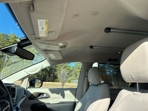 Used 2018 Chrysler Pacifica Touring-L w/ Advanced Safetytec Group image 12