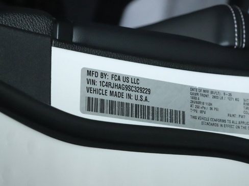 Used 2025 Jeep Grand Cherokee 4WD image 19