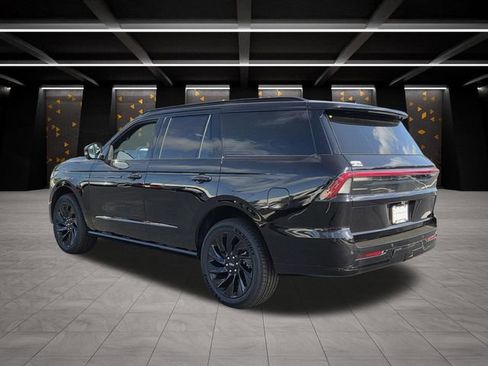 New 2026 Lincoln Navigator Reserve w/ Jet Appearance Package AWD/4WD image 3