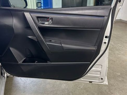 Used 2018 Toyota Corolla SE w/ Carpet Mat Package (TMS) FWD image 16