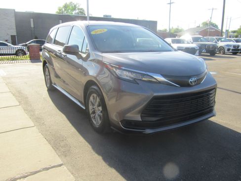 Used 2022 Toyota Sienna LE FWD image 4