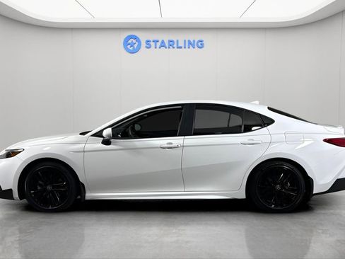 Used 2025 Toyota Camry SE w/ Convenience Package image 4