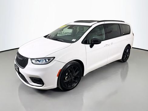 Used 2025 Chrysler Pacifica Limited image 3