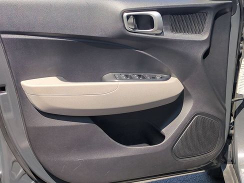 Used 2025 Hyundai Venue SEL FWD image 11