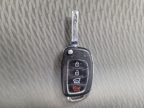 Used 2017 Hyundai Santa Fe SE image 32