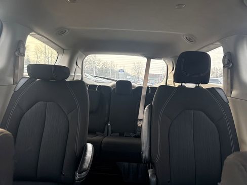 Used 2023 Chrysler Voyager LX image 36