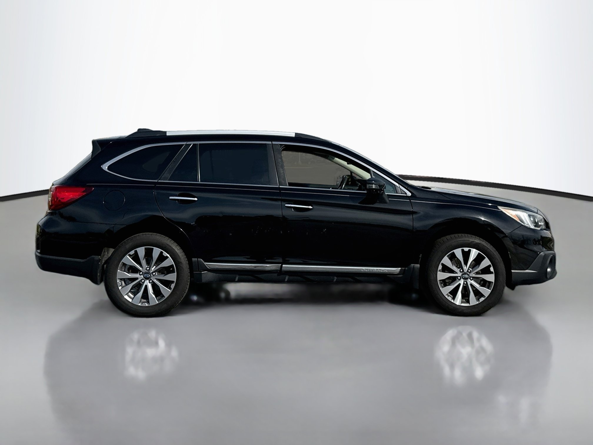 Used 2017 Subaru Outback 2.5i Touring AWD/4WD image 8