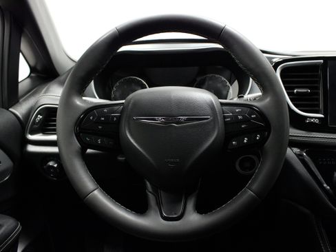 Used 2025 Chrysler Pacifica Limited FWD image 23