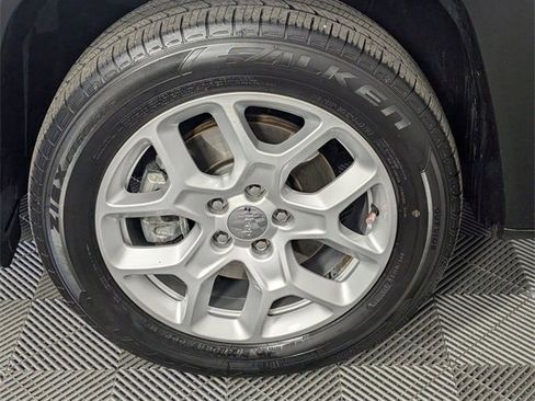 Used 2018 Jeep Renegade Latitude w/ UConnect 8.4 Nav Group image 8