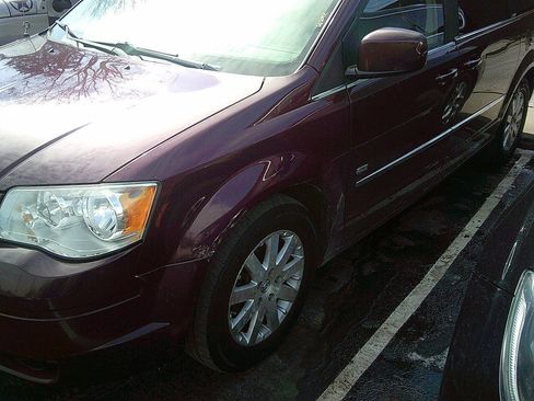 Used 2009 Chrysler Town & Country Touring image 3