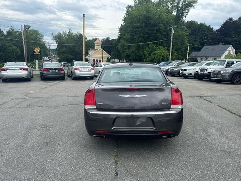 Used 2019 Chrysler 300 Limited AWD/4WD image 10