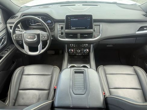 Used 2024 GMC Yukon SLT AWD/4WD image 3
