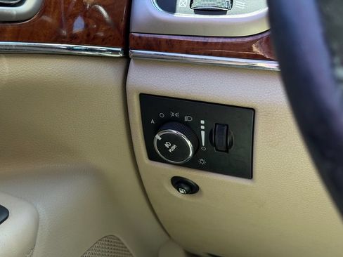 Used 2011 Jeep Grand Cherokee Limited w/ Luxury Group II AWD/4WD image 28