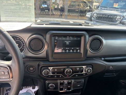 Used 2023 Jeep Gladiator Sport AWD/4WD image 20