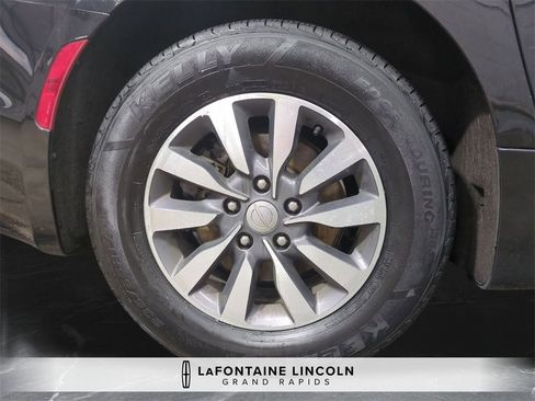 Used 2020 Chrysler Pacifica Touring-L image 35