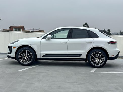 Used 2025 Porsche Macan image 2