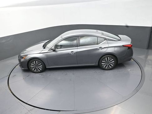 Used 2024 Nissan Altima 2.5 SV FWD image 14