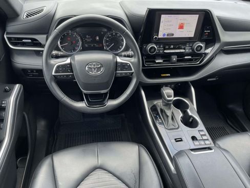 Used 2024 Toyota Highlander XSE FWD image 9