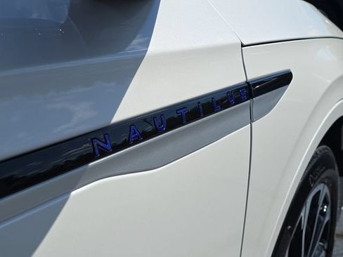 Used 2025 Lincoln Nautilus Reserve AWD/4WD image 33