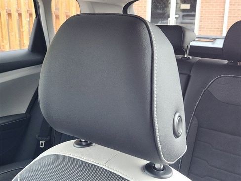 New 2025 Volkswagen Taos SE image 15