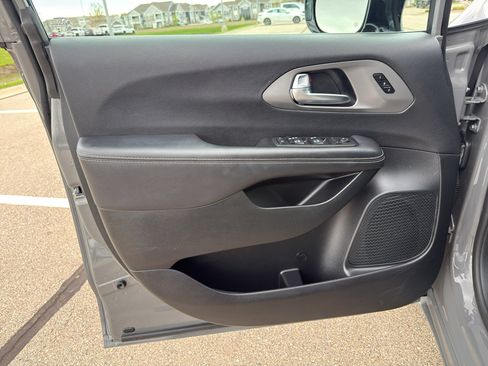 Used 2025 Chrysler Pacifica Select FWD image 9