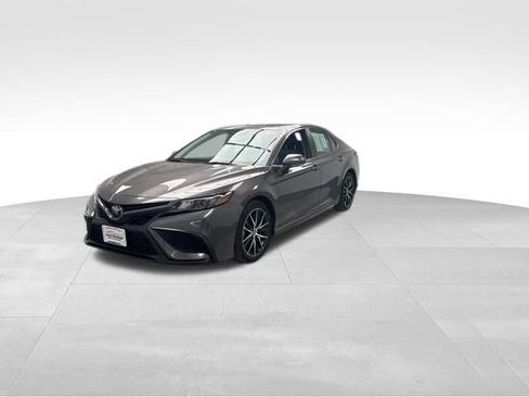 Used 2023 Toyota Camry SE image 3