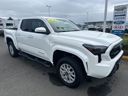 Used 2024 Toyota Tacoma SR5 w/ SR5 Upgrade Package AWD/4WD image 10