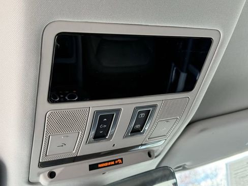 Used 2024 Land Rover Defender 110 X-Dynamic SE image 24