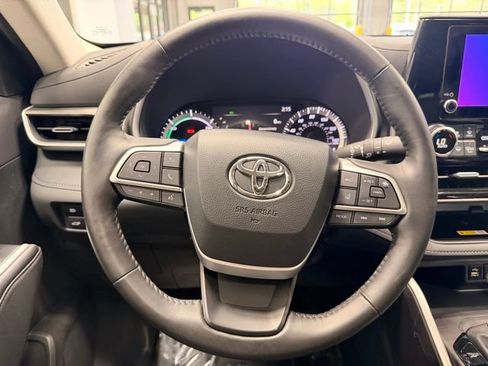 Used 2024 Toyota Highlander XLE AWD/4WD image 25