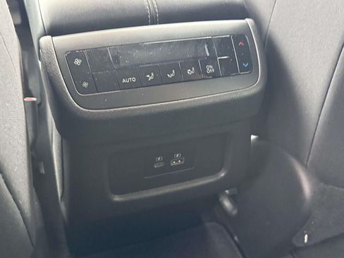 Used 2022 Nissan Pathfinder SV AWD/4WD image 33