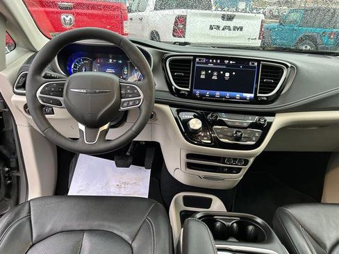 Certified 2022 Chrysler Pacifica Touring-L image 11
