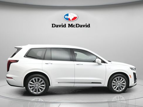 Used 2023 Cadillac XT6 Premium Luxury w/ Technology Package FWD image 9
