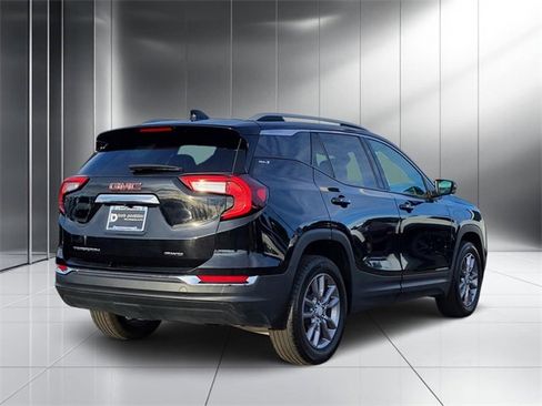Used 2024 GMC Terrain SLT image 3