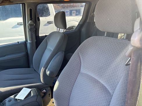 Used 2007 Chrysler Town & Country Touring image 8